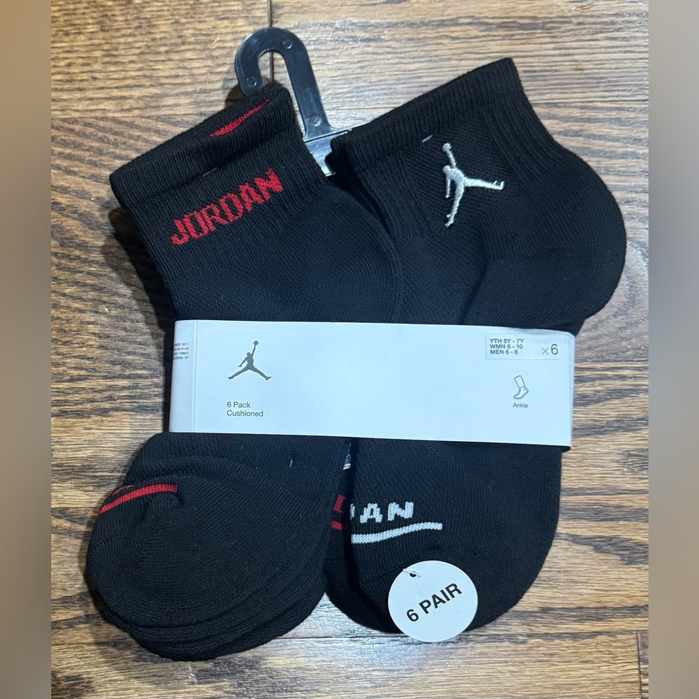 NWT boys Jordan 6-pack quarter socks in black, fits shoe 5Y-7Y